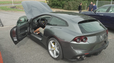 Stát rozprodává majetek. Bude dražit luxusní auta, nabízí ferrari i porsche