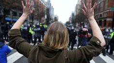Protesty proti Trumpovi rozháněli těžkooděnci, zadrželi přes 200 lidí