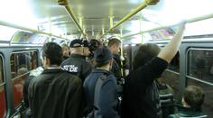 Policisté a revizoři provedli razii v pražských nočních tramvajích