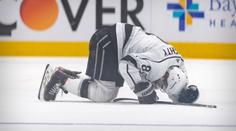 Šílený faul v NHL. Elitní obránce skončil v bolestech, možná přijde o olympiádu