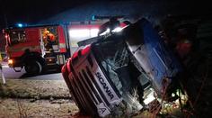 Nájezd na D6 zablokoval převrácený kamion. Řidiče museli vyprostit