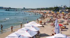 Pekelný závěr léta. Turisté kvůli hnijícím řasám nemohou do moře