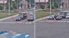 VIDEO: Na křižovatce si to šel vyřídit "ručně"! Zpacifikovali jej strážníci