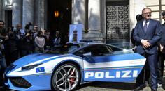 Italští policisté řídí lamborgini. V čem se jezdí jinde? PŘEHLED