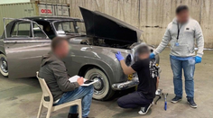 Luxusní veterán jako schránka pro pašeráky. Bentley z roku 1960 skrývalo děsivý náklad