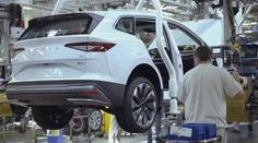 EU potvrdila mírnější emisní pravidla pro automobilky. Pokuty jim ale stále hrozí