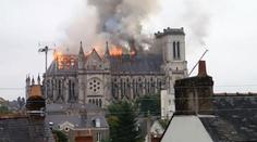 VIDEO ZKÁZY: Obrovský požár zničil střechu katedrály ve Francii