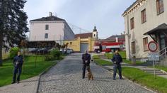 Žháře z Vítkova pustili na svobodu. Vše doprovázela podivná bezpečnostní opatření