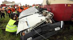 Další vlak na Karlovarsku sestřelil auto! Zranili se dva lidé!
