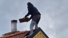VIDEO: Agresivní muž řádil na střeše. Zásahovka nahoru nemusela, uklouzl a spadl