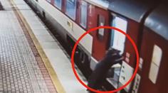 VIDEO: Seniorka spadla pod vlak. Snažila se do něj naskočit za jízdy
