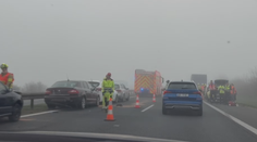 Hromadná nehoda na D6. Nedaleko Prahy se v mlze srazilo několik aut
