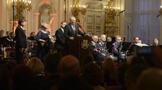 Zeman slavil se svými na Hradě, dorazil tam i dav protestujících