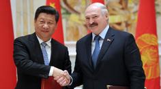 Lukašenko se chce vymanit ze závislosti na Putinovi. Pomoct mu má Čína
