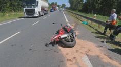 Motorkář předjížděl auto, které ho potom mělo srazit. Policie hledá svědky
