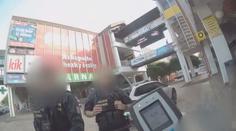 Matka se čtyřmi promile se válela po zemi. Opilý muž se opíral o kočárek