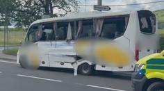 Vážná nehoda autobusu: Řidič kamionu si prý střetu nevšiml a viděl bílý sloup