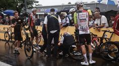 Neklidná etapa. Van Aert málem skončil pod autem, Bittner v hromadném pádu