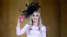 Získala titul od prince Williama. Na MS v šipkách jede i kráska Sherrocková