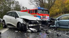 Vážná nehoda tří aut na Karlovarsku. Na místě jsou zranění, pro ženu letěl vrtulník