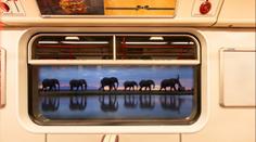 V pražském metru promítají animace za okna. Cestujícím mohou zlepšit den, říká tvůrce