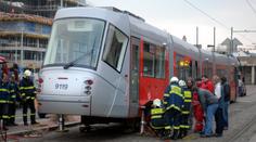 Cyklista VJEL tramvaji PŘÍMO POD KOLA! Museli ho VYPROSTIT hasiči!