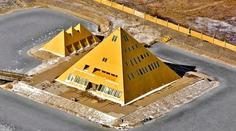 BYDLENÍ: Obří zlatá pyramida má zázračné účinky, říká majitel