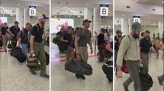 Hasiči z USA vyrazili Austrálii na pomoc. Na letišti je přivítal potlesk!