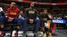 LeBron jen seděl, Cleveland nestíhal. Krize Cavaliers pokračuje