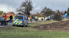 Mladá řidička předjížděla a dostala smyk. Po čelní srážce jsou v nemocnici tři lidé