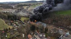 Černý dým nad Sedlčany je vidět na kilometry daleko. Hoří v kovošrotu