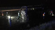 Autobus na dálnici zachvátil požár, cestující skončili na hasičárně