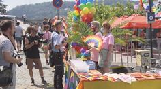 Účastníci Prague Pride se místo průvodu plavili po Vltavě