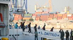 Týden na moři. Do Španělska připluli migranti z odmítané lodi