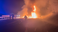 Na dálnici D5 hořel kamion. Řidič stačil vyběhnout, silnice byla uzavřena