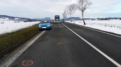 Neznámé auto srazilo a těžce zranilo muže na silnici. Policie hledá viníka