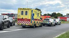 Řidička u Prahy obrátila auto na střechu. I s dítětem skončila ve vodní nádrži