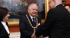 Klaus dal Řád bílého lva Kaczynskému. Rokovali o EU