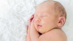 Miminko po Vánocích někdo odložil do babyboxu. Holčička má asi dva týdny