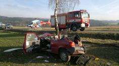 DĚSIVÁ NEHODA: Mladík nezvládl řízení, auto vylétlo ze silnice! Čtyři mladí lidé jsou zranění