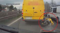 Motorkář ujížděl policistům a přehlédl kolonu! DRSNÉ VIDEO