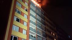 Plameny zachvátily střechu paneláku, desítky lidí museli evakuovat