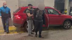Řidič v Praze vytáhl na policisty zbraň, našli u něj dětskou pornografii i drogy