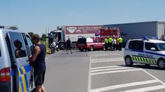 Tragická nehoda na D11. Motorkář nepřežil střet s náklaďákem