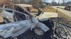 Útočník zapálil auto opozičního zastupitele. Policie žádá o pomoc s identifikací