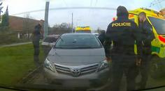 VIDEO: Policistům na okno zaklepal vyděšený muž. Pomohli mu zachránit Lindušku (5)