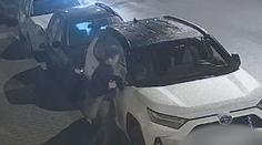 Nepochopitelné řádění vandala. Šel ulicí a ulamoval zrcátka, hledá ho policie