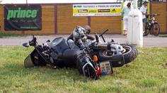 Další TĚŽCE ZRANĚNÝ motorkář! Střetl se s autem!
