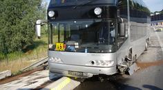 Autobus, ve kterém jelo 69 dětí, vletěl u Frýdku do svodidel!