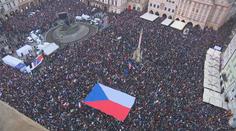V Praze demonstranti podpořili Pavla. Desetitisíce lidí zaplnily Staromák